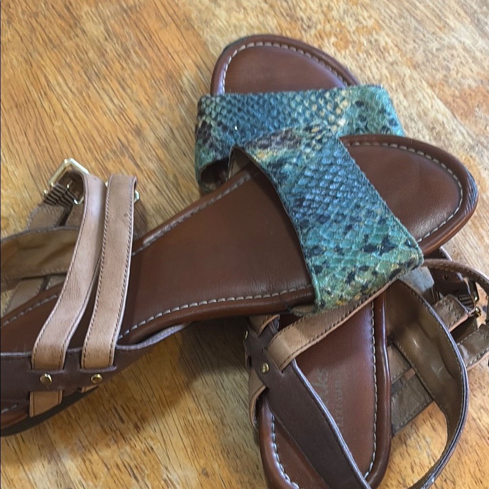 Clark’s 8.5 medium sandals green snake skin look
